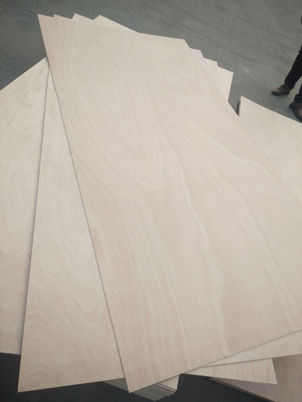 Madera contrachapada de Okoume de buena calidad para la fabricaci&oacute;n de muebles